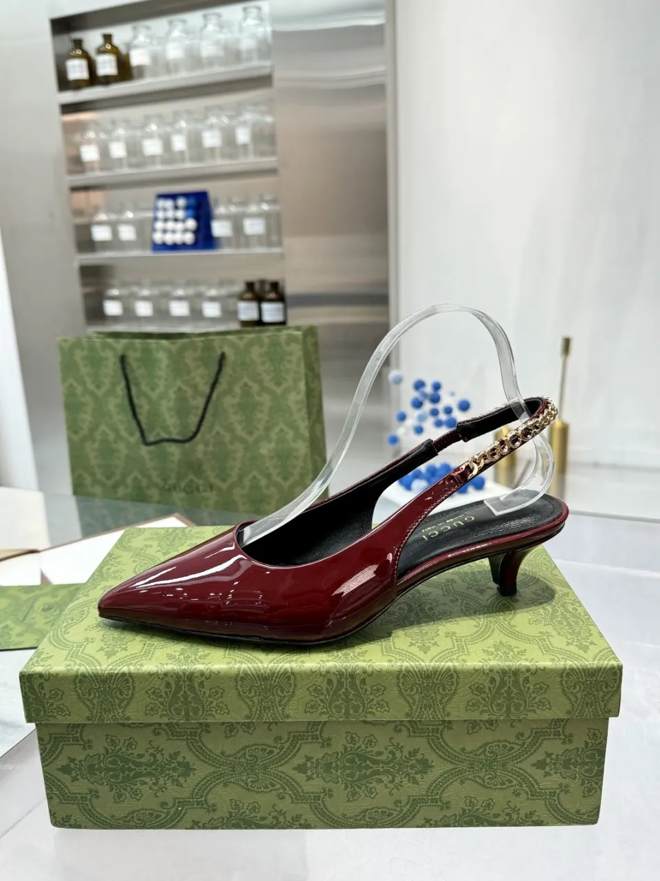 👟👟Ex-factory price 440👟👟 (genuine leather sole +40) Gucci Signoria pumps are named after the central square of Florence, recreating the classic and elegant style of the birthplace of the brand. Combining shiny patent leather with a pointed toe, these shoes are embellished with Gucci's signature chain, adding a stylish edge to your new season wardrobe. Upper: Made of first-layer imported patent cowhide/sheepskin lining. Outsole: rubber non-slip outsole/genuine leather outsole. Size: 35-42 (34/41 42 customized, non-refundable)